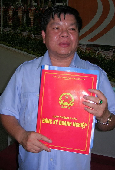 Theo ông Trí, vài tháng trước Công ty Bình An "chết lâm sàng" đúng lúc bệnh hiểm nghèo của vợ ông tái phát. Bà Diệu Hiền qua Mỹ trị bệnh, ông Trí phải xin nghỉ việc nhà nước về gánh vác mọi chuyện ở Bianfishco thay vợ. Bao nhiêu tiếng thị phi ông Trí phải nghe hằng ngày nhưng ông không nản, quyết cứu cho bằng được Công ty Bình An vì vợ và gia đình ông đã dồn hết tâm huyết vào đây. Gần 11h trưa ngày 25/8, giấy đăng ký kinh doanh mới được ông Trí mang về Công ty Bình An.