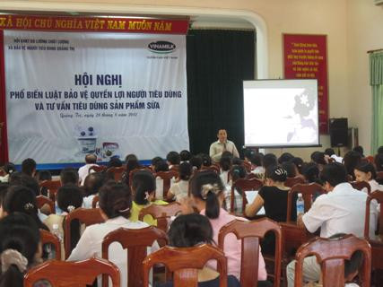 Anh Phạm Lê Thái – Quản lý Nhãn hiệu cấp cao, Cty CP sữa Việt Nam Vinamilk tư vấn cho người tiêu dùng về cách bảo quản sản phẩm sữa chua Vinamilk Anh Phạm Lê Thái – Quản lý Nhãn hiệu cấp cao, Cty CP sữa Việt Nam Vinamilk tư vấn cho người tiêu dùng về cách bảo quản sản phẩm sữa chua Vinamilk