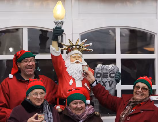 Không khí chào đón Giáng sinh và Năm mới 2012 trên Đại lộ Champs-Elysee