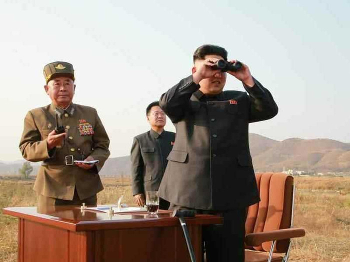 Ông Kim Jong Un đang quan sát máy bay tập trận Ông Kim Jong Un đang quan sát máy bay tập trận
