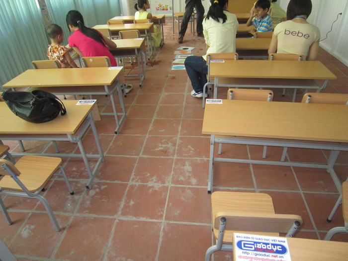 Các tình nguyện viên giúp các em chuẩn bị cho buổi học