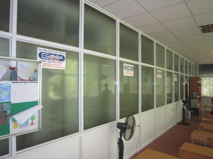 Phòng học không chỉ có điều hòa mà còn có thêm cả quạt cây