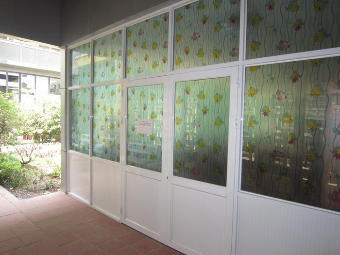 Phòng học mới được lắp đặt bên dưới phần mái che do Công ty BĐS Hồng Ngân tài trợ