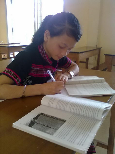 Không chỉ khó khăn về vật chất mà còn cực kỳ thiếu thốn về tinh thần nhưng Hồ Thị Xinh đã vượt lên tất cả Không chỉ khó khăn về vật chất mà còn cực kỳ thiếu thốn về tinh thần nhưng Hồ Thị Xinh đã vượt lên tất cả