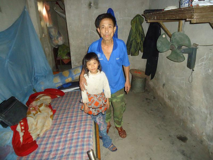 Hai bố con anh Bảy trong căn nhà nhỏ xíu Hai bố con anh Bảy trong căn nhà nhỏ xíu