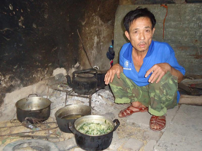 Bữa trưa của 3 cha con anh Bảy chỉ có nồi cháo Bữa trưa của 3 cha con anh Bảy chỉ có nồi cháo
