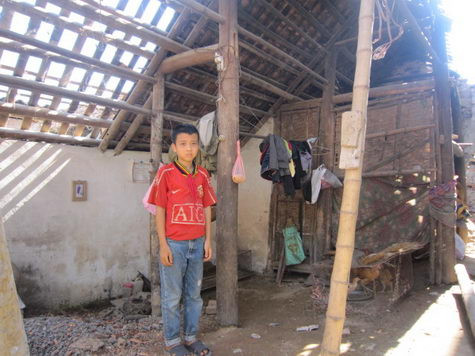 Em Chính bên túp lều của hai bà cháu Em Chính bên túp lều của hai bà cháu