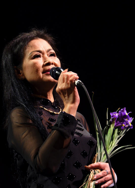 Hy vọng, Khánh Ly sẽ đáp ứng được lòng mong mỏi của khán giả nơi quê nhà và các tín đồ nhạc Trịnh. Hy vọng, Khánh Ly sẽ đáp ứng được lòng mong mỏi của khán giả nơi quê nhà và các tín đồ nhạc Trịnh.