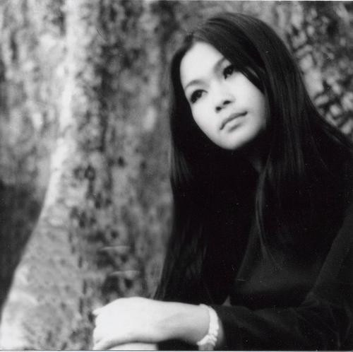 Khánh Ly tên thật là Nguyễn Thị Lệ Mai, sinh ngày 6 tháng 3 năm 1945 tại Hà Nội. Cũng có thời điểm Khánh Ly lấy tên Phạm Thị Lệ Mai theo họ Phạm của người cha dượng. Năm 1954, Lệ Mai theo mẹ di cư vào miền Nam. Khánh Ly tên thật là Nguyễn Thị Lệ Mai, sinh ngày 6 tháng 3 năm 1945 tại Hà Nội. Cũng có thời điểm Khánh Ly lấy tên Phạm Thị Lệ Mai theo họ Phạm của người cha dượng. Năm 1954, Lệ Mai theo mẹ di cư vào miền Nam.