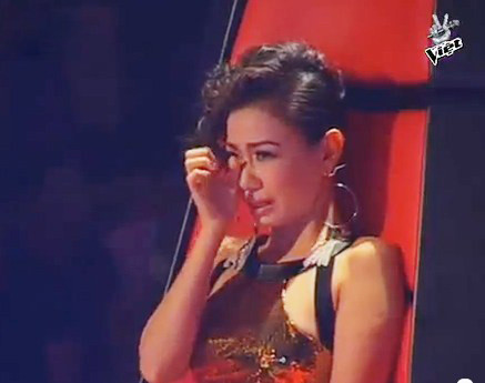 Thu Minh khóc vì hai thí sinh "đối đầu" lại yêu nhau quá! Thu Minh khóc vì hai thí sinh "đối đầu" lại yêu nhau quá!