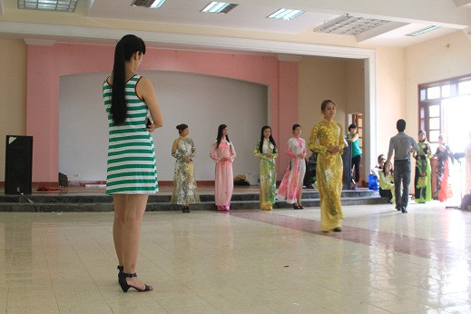 Chỉ đạo phần diễn áo dài của thí sinh.