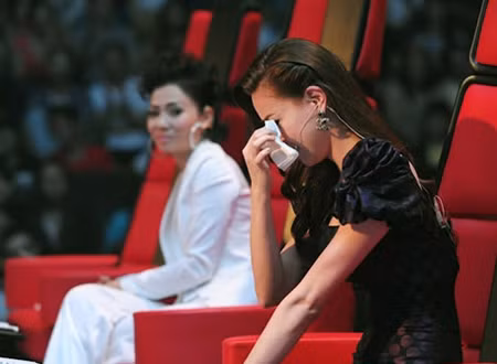 Hình ảnh thường thấy của Hồ Ngọc Hà trên sân khấu The Voice