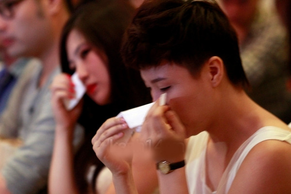 Và các thí sinh cũng sụt sùi.