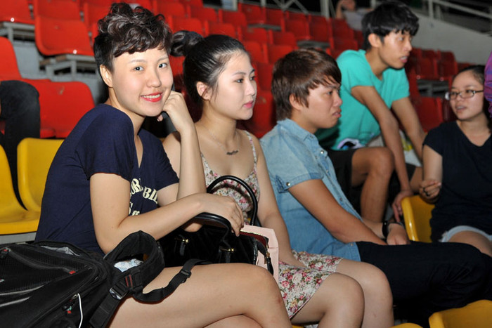 Hương Tràm và Phương Linh đang xem phần luyện tập của các thí sinh khác Hương Tràm và Phương Linh đang xem phần luyện tập của các thí sinh khác