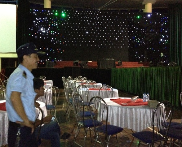 Sân khấu vắng ngắt chương trình 'Vũ điệu đường cong' tối 9/9, ngay giờ diễn. Sân khấu vắng ngắt chương trình 'Vũ điệu đường cong' tối 9/9, ngay giờ diễn.