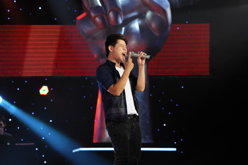 Với giọng ca khàn đặc trưng, Dương Trần Nghĩa đã khiến cả ba huấn luyện viên: Thu Minh, Trần Lập và Hồ Ngọc Hà xoay ghế lại trong vòng Giấu mặt