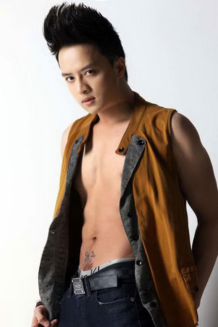 Là nam giới nhưng Cao Thái Sơn cũng từng "dính" nghi án nâng ngực. Anh hùng hồn tuyên bố, chấp nhận giải nghệ và thường 10 tỷ đồng cho người phát hiện mình nâng ngực. Là nam giới nhưng Cao Thái Sơn cũng từng "dính" nghi án nâng ngực. Anh hùng hồn tuyên bố, chấp nhận giải nghệ và thường 10 tỷ đồng cho người phát hiện mình nâng ngực.