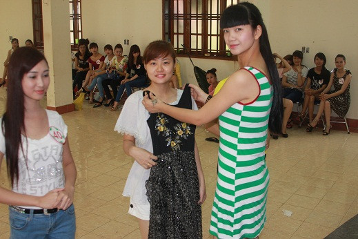 Hạ Vy giúp thí sinh lựa chọn trang phục