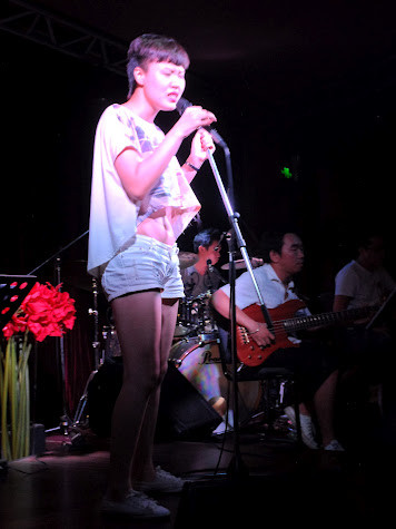 Nguyễn Khánh Phương Linh - đội Thu Minh xuất hiện trong clip và được cho là Phương Uyên bày cách để "giết chết" thí sinh Bya Nguyễn Khánh Phương Linh - đội Thu Minh xuất hiện trong clip và được cho là Phương Uyên bày cách để "giết chết" thí sinh Bya