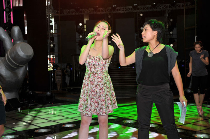 Biên đạo múa Trần Ly Ly chỉ bảo tận tình từng động tác cho Hương Tràm Biên đạo múa Trần Ly Ly chỉ bảo tận tình từng động tác cho Hương Tràm