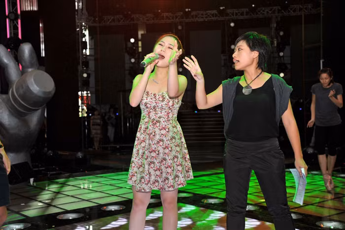 Biên đạo múa Trần Ly Ly chỉ bảo tận tình từng động tác cho Hương Tràm Biên đạo múa Trần Ly Ly chỉ bảo tận tình từng động tác cho Hương Tràm