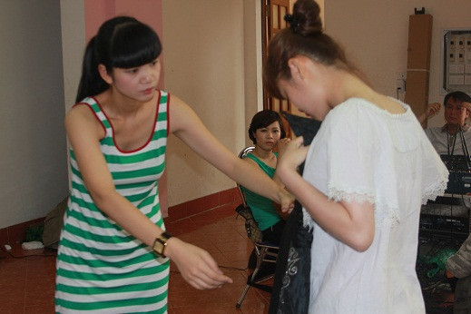 Chị tư vấn cho thí sinh cách diện trang phục cho phù hợp nhất với vóc dáng của mình