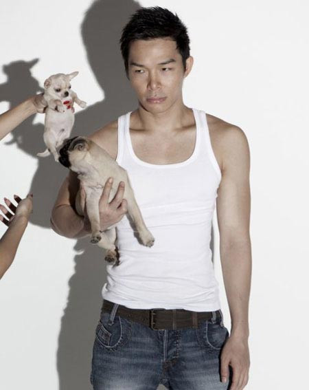 Nathan Lee từng chia sẻ trên báo chí về chuyện bị đàn chị chơi xấu: Câu tuyên ngôn của "đàn chị" kia (đàn chị ở đây chỉ là vì nhân vật đó già hơn tôi nhiều về tuổi đời) cũng ngày càng đúng (cười lớn). Tôi rất tin vào luật nhân quả và cảm thấy hài lòng và cả tự hào vì những gì mình đang có được ngày hôm nay. Hồi mới về nước tôi cũng đã có những ngày “ăn không ngon, ngủ không yên” vì sự hằn học một cách vô cớ của một cá nhân nào đó. Tuy nhiên những người từng quay lưng lại với tôi chỉ vì những lời vu khống trắng trợn của một người hoạt động trong nghề lâu hơn tôi tại Việt Nam, hiện tại lại là những người thông cảm và quý mến tôi nhất. Nathan Lee từng chia sẻ trên báo chí về chuyện bị đàn chị chơi xấu: Câu tuyên ngôn của "đàn chị" kia (đàn chị ở đây chỉ là vì nhân vật đó già hơn tôi nhiều về tuổi đời) cũng ngày càng đúng (cười lớn). Tôi rất tin vào luật nhân quả và cảm thấy hài lòng và cả tự hào vì những gì mình đang có được ngày hôm nay. Hồi mới về nước tôi cũng đã có những ngày “ăn không ngon, ngủ không yên” vì sự hằn học một cách vô cớ của một cá nhân nào đó. Tuy nhiên những người từng quay lưng lại với tôi chỉ vì những lời vu khống trắng trợn của một người hoạt động trong nghề lâu hơn tôi tại Việt Nam, hiện tại lại là những người thông cảm và quý mến tôi nhất.