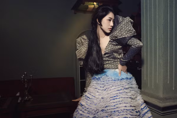 Bộ hình được thực hiện với sự giúp đỡ của chuyên gia trang điểm Preston Trần.