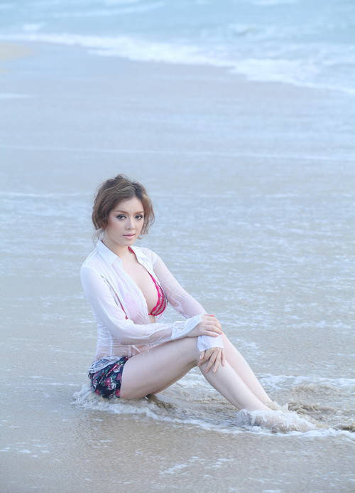 Ngoài những cảnh phim nói trên, Lý Nhã Kỳ thường xuyên xuất hiện gợi cảm với bikini trong các bộ ảnh thời trang. Ngoài những cảnh phim nói trên, Lý Nhã Kỳ thường xuyên xuất hiện gợi cảm với bikini trong các bộ ảnh thời trang.