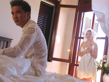 Đàm Vĩnh Hưng tâm sự, cảnh quay với người đẹp Lý Nhã Kỳ trong clip Ngày không bình yên là “cảnh nóng” va chạm nhiều nhất, sexy nhất. “Lý Nhã Kỳ diễn “máu” lắm, diễn như thật. Thật đến nỗi bị sở văn hoá bắt cắt mấy cảnh”, Mr Đàm thổ lộ. Đàm Vĩnh Hưng tâm sự, cảnh quay với người đẹp Lý Nhã Kỳ trong clip Ngày không bình yên là “cảnh nóng” va chạm nhiều nhất, sexy nhất. “Lý Nhã Kỳ diễn “máu” lắm, diễn như thật. Thật đến nỗi bị sở văn hoá bắt cắt mấy cảnh”, Mr Đàm thổ lộ.