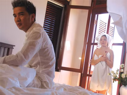 Đàm Vĩnh Hưng tâm sự, cảnh quay với người đẹp Lý Nhã Kỳ trong clip Ngày không bình yên là “cảnh nóng” va chạm nhiều nhất, sexy nhất. “Lý Nhã Kỳ diễn “máu” lắm, diễn như thật. Thật đến nỗi bị sở văn hoá bắt cắt mấy cảnh”, Mr Đàm thổ lộ.