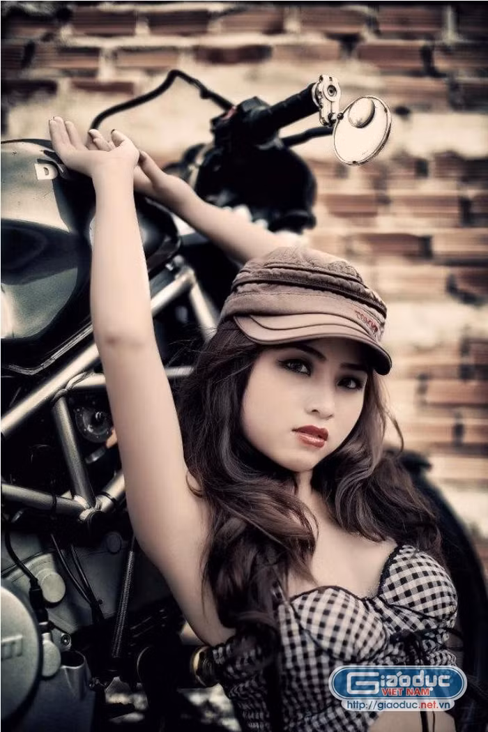 Nana cho biết, cũng có nhiều đại gia “mặt dày”. Họ nghĩ rằng, họ có tiền, họ có quyền thì họ có thể mua được tất cả. Khi tiếp xúc với Nana, họ cũng thẳng thắn “khoe” rằng, họ đã từng ngủ với các ca sỹ, Miss Teen, các cô gái khác... với giá bao nhiêu tiền. Và họ sẵn sàng trả Nana với giá cao hơn những cô gái khác.