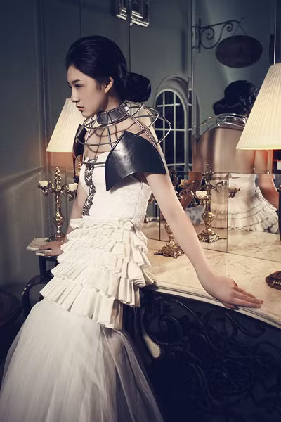 Diện những trang phục trong bộ sưu tập "Queen Elizabeth" của nhà thiết kế trẻ Trần Minh Quân, Á quân Trà My hóa thân vào nhân vật nổi tiếng trong lịch sử với những ưu phiền đằng sau ngai vàng uy quyền.