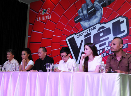 Ông Nguyễn Quang Minh (áo đen) và Phương Uyên (đeo kính) cùng 4 HLV của The Voice >> Ô kìa, Cát Tiên Sa xin lỗi báo chí! >> Cận cảnh vẻ căng thẳng của TGĐ Cát Tiên Sa ở họp báo The Voice Ông Nguyễn Quang Minh (áo đen) và Phương Uyên (đeo kính) cùng 4 HLV của The Voice >> Ô kìa, Cát Tiên Sa xin lỗi báo chí! >> Cận cảnh vẻ căng thẳng của TGĐ Cát Tiên Sa ở họp báo The Voice