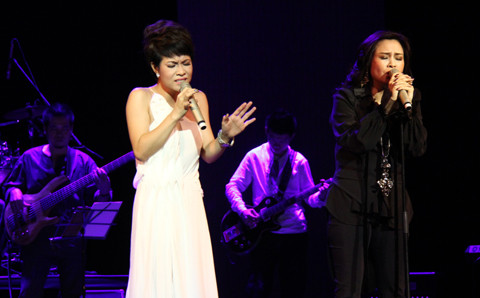 Từng "Cầm tay mùa hè" cùng Uyên Linh nhưng Thanh Lam vẫn chê "hiện tượng âm nhạc" không tiếc lời. "Giữa hai thí sinh lọt vào đêm chung kết Idol, tôi vẫn thích Mai Hương hơn. Nhiều người cho rằng Uyên Linh giống như một hiện tượng của âm nhạc Việt, nhưng theo tôi, 22 tuổi không phải là hiện tượng nữa. Nếu cô ấy mới 15 tuổi thì điều đó đúng, còn 22 tuổi vào nghề cũng là muộn rồi." Từng "Cầm tay mùa hè" cùng Uyên Linh nhưng Thanh Lam vẫn chê "hiện tượng âm nhạc" không tiếc lời. "Giữa hai thí sinh lọt vào đêm chung kết Idol, tôi vẫn thích Mai Hương hơn. Nhiều người cho rằng Uyên Linh giống như một hiện tượng của âm nhạc Việt, nhưng theo tôi, 22 tuổi không phải là hiện tượng nữa. Nếu cô ấy mới 15 tuổi thì điều đó đúng, còn 22 tuổi vào nghề cũng là muộn rồi."