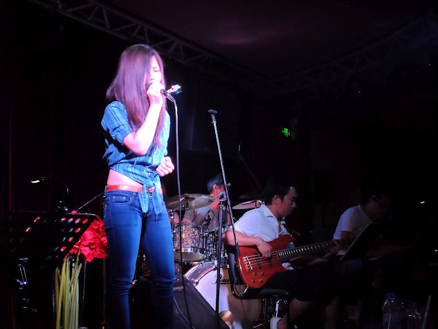 Mái tóc che nửa khuôn mặt khiến Hương Tràm trông già dặn và điệu đà hơn rất nhiều Mái tóc che nửa khuôn mặt khiến Hương Tràm trông già dặn và điệu đà hơn rất nhiều