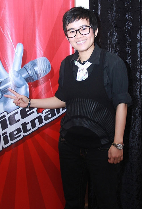 Nhạc sỹ Phương Uyên đã rời khỏi vị trí Giám đốc âm nhạc của Giọng hát Việt sau clip tố cáo chị dàn xếp kết quả. Nhạc sỹ Phương Uyên đã rời khỏi vị trí Giám đốc âm nhạc của Giọng hát Việt sau clip tố cáo chị dàn xếp kết quả.