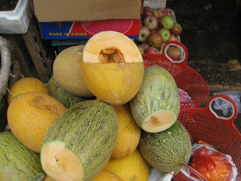 Dưa vàng nằm lẫn trong lô hoa quả gắn mác Made in China.