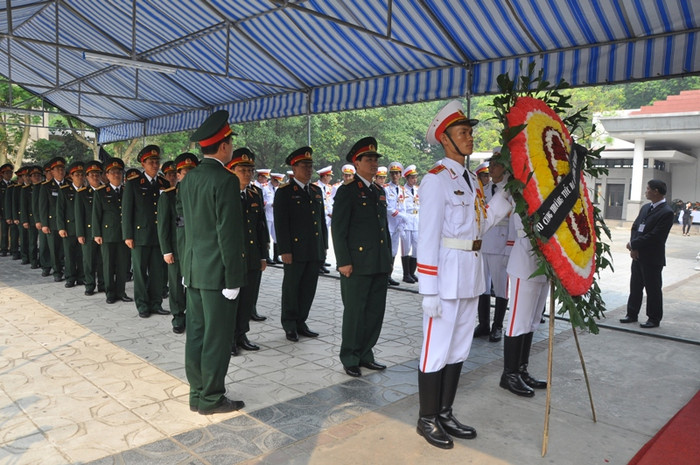 Đoàn đại biểu Bộ Tư lệnh vào viếng Đại tướng.