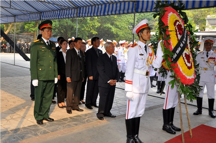 Vòng hoa viếng của các đoàn mang dòng chữ vàng nổi bật trên nền băng đỏ: “Vô cùng thương tiếc đồng chí Đại tướng Võ Nguyên Giáp”.