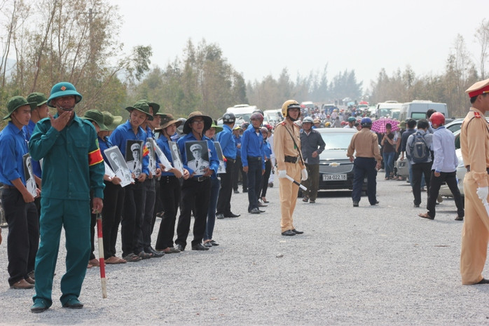 Đội thanh niên tình nguyện ôm trên tay hình ảnh Đại tướng, hình ảnh gây xúc động và ấn tượng mạnh cho hàng ngàn người đến viếng Đại tướng ở Quảng Bình trong những ngày qua.