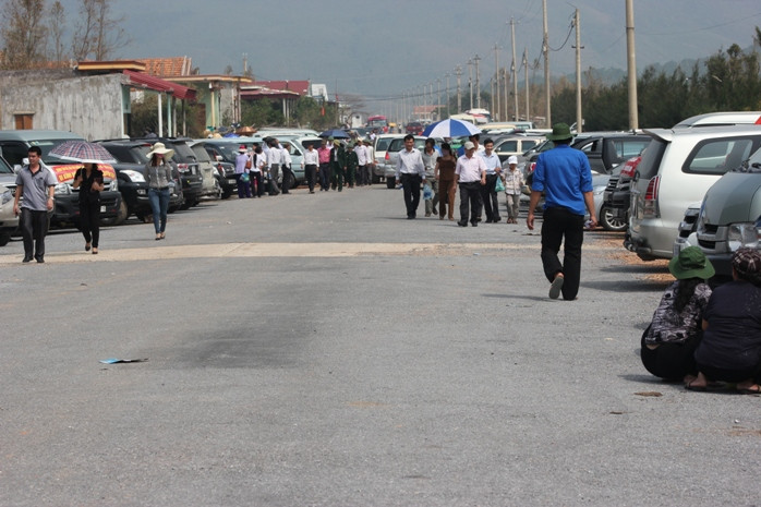 Dòng người càng lúc càng đông.