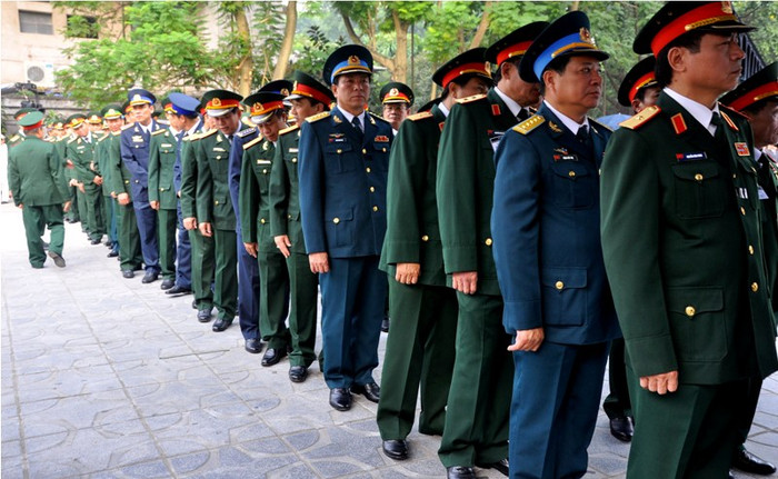 Đoàn Quân ủy Trung ương và Bộ Quốc phòng do Đại tướng Phùng Quang Thanh, Ủy viên Bộ Chính trị, Phó Bí thư Quân ủy Trung ương, Bộ trưởng Bộ Quốc phòng dẫn đầu đã đặt vòng hoa viếng và nghiêng mình, xúc động tưởng nhớ Đại tướng Võ Nguyên Giáp.