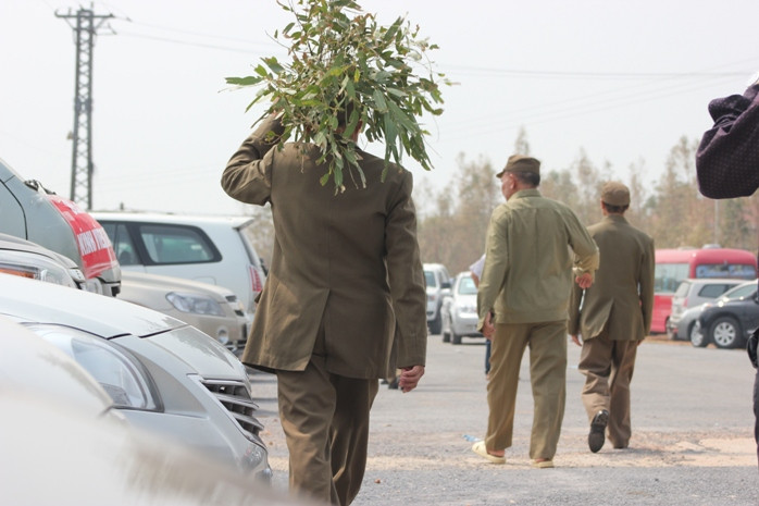 Càng vè trưa, Quảng Bình càng nắng nóng nhưng vẫn không ngăn được bước chân của người dân Quảng Bình, đặc biệt là những cựu chiến binh này.