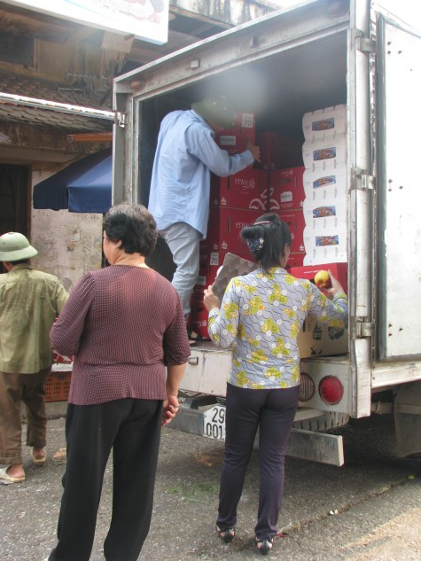 Những tiểu thương đang kiểm tra lô hàng táo khi đã đồng ý mua cả xe hàng này với giá chỉ 500.000 đồng.