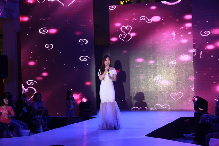 Quán quân Giọng hát Việt, ca sĩ Hương Tràm, khách mời đặc biệt của đêm hội thời trang ngọt ngào thể hiện bài hát Hương Ngọc Lan. Quán quân Giọng hát Việt, ca sĩ Hương Tràm, khách mời đặc biệt của đêm hội thời trang ngọt ngào thể hiện bài hát Hương Ngọc Lan.