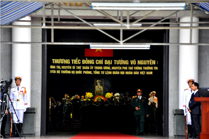 Phó thủ tướng Nguyễn Xuân Phúc, Trưởng ban lễ tang tuyên bố chính thức bắt đầu lễ viếng.