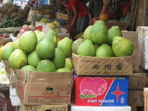 Bưởi năm roi được đựng trong những thùng giấy chằng chịt chữ Trung Quốc khiến nhiều người đặt nghi vấn về xuất xứ loại quả này.