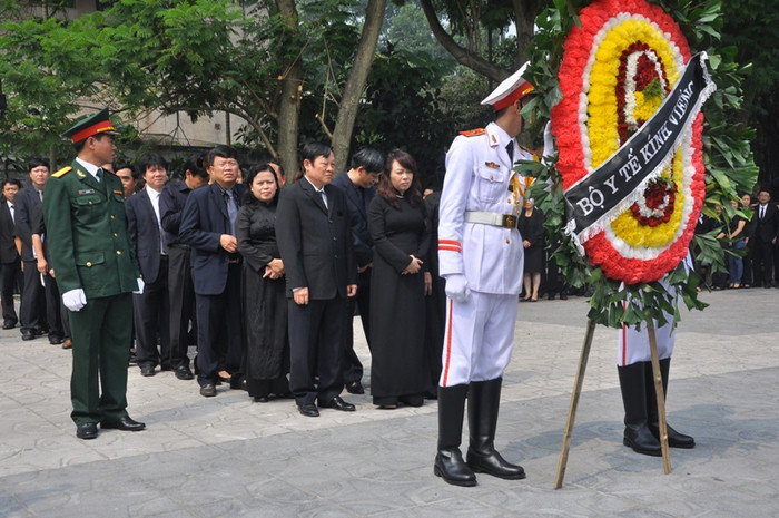 Đoàn viếng của Bộ Y tế do Bộ trưởng Bộ Y tế Nguyễn Thị Kim Tiến dẫn đầu.