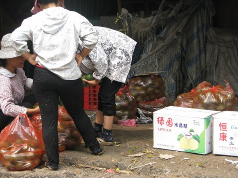 Tiểu thương phấn khởi mua được cam với giá rẻ bất ngờ.